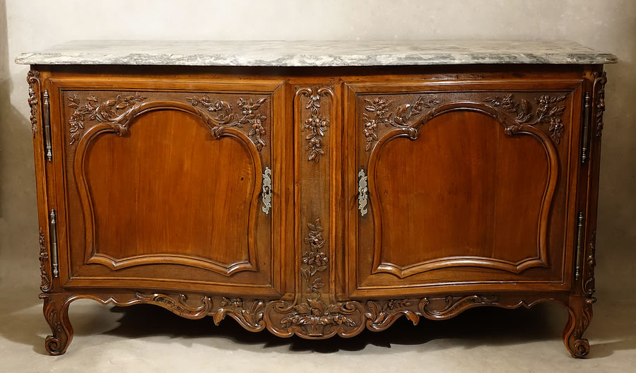 Large buffet de chasse languedocien proven&ccedil;al en noyer sculpt&eacute; XVIIIe